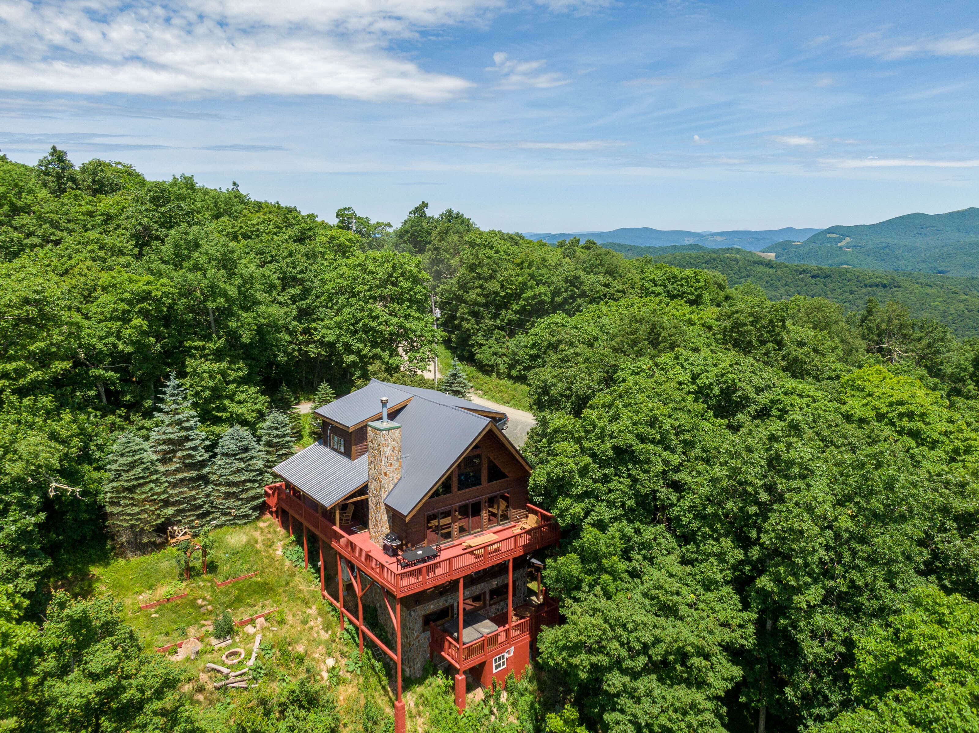 Carolina Lookout - 10 mins to downtown Boone, hot tub, ping pong, long mountain views