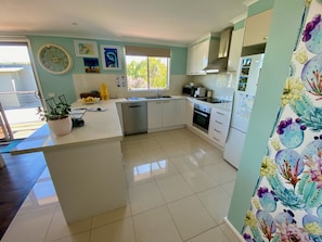 Fridge, microwave, oven, stovetop - Salty Paws Dog Friendly Luxe Cottage (San Remo)