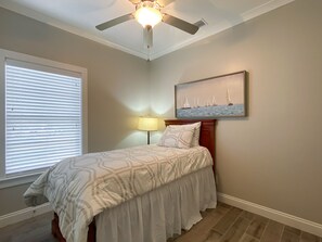 2 bedrooms, iron/ironing board, free WiFi, bed sheets - Rare Cottage in Heart of Downtown Daphne! (Daphne)