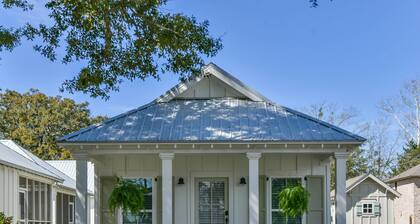 Rare Cottage in Heart of Downtown Daphne!