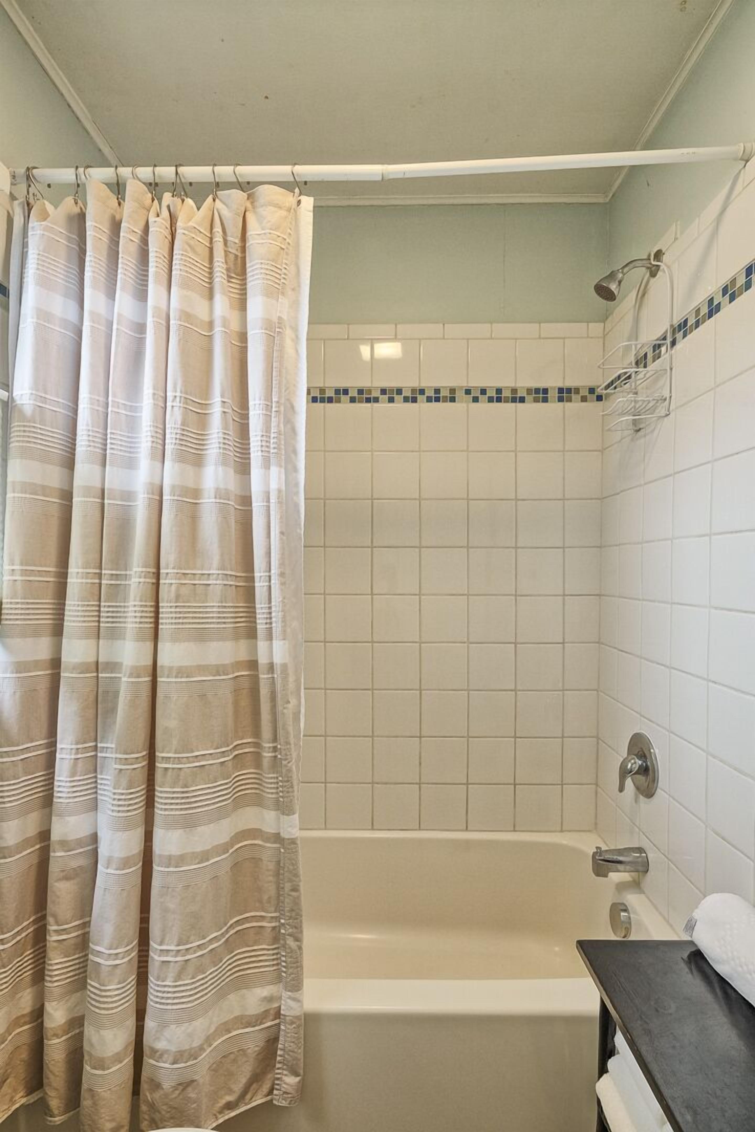 Ein Badezimmer mit Badewanne, Dusche und Toilette.