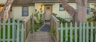 ✌️Downtown Digs, Enjoy shared sauna, hot tub & yard at this dog-friendly property in town