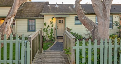 âïžDowntown Digs, Enjoy shared sauna, hot tub & yard at this dog-friendly property in town