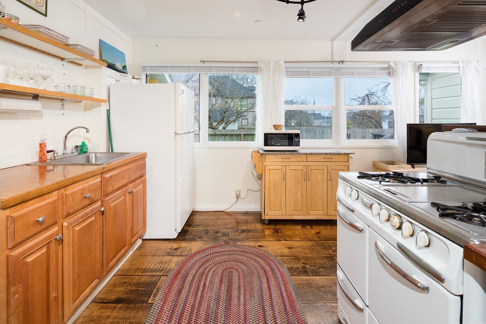 ✌️Downtown Digs, Enjoy shared sauna, hot tub & yard at this dog-friendly property in town