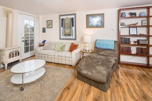 TV, fireplace, ping pong, books