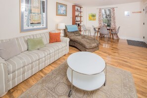 TV, fireplace, ping pong, books