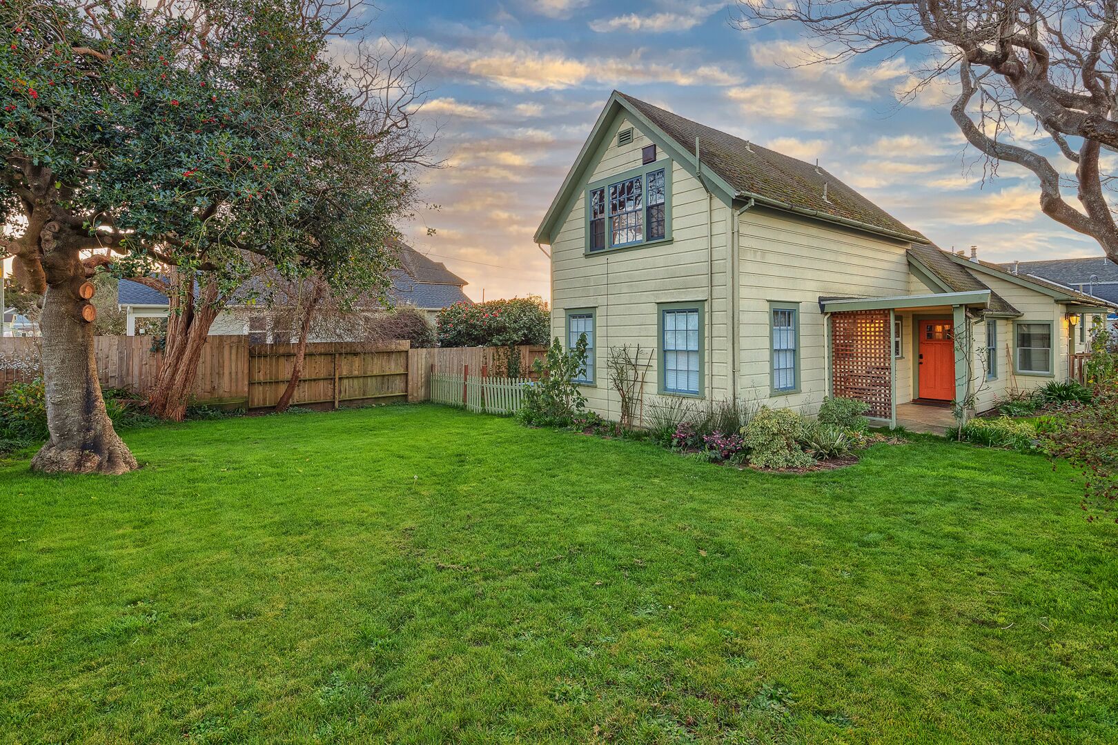 🍩Downtown Drift -Historic Arcata Home on the first floor - Hot Tub, Sauna & Bikes🐶