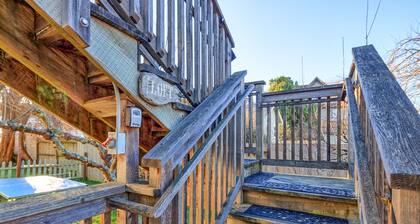 ☮️Downtown Loft-Sauna,Bikes,Hot Tub & Great Fun awaits you-Dog ok