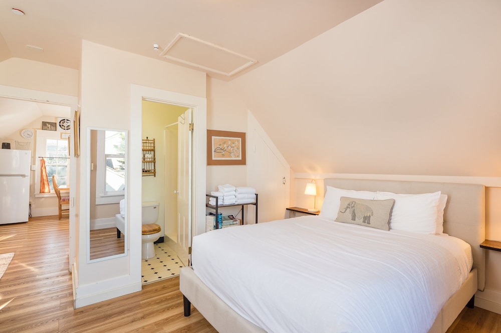 ☮️Downtown Loft-Sauna,Bikes,Hot Tub & Great Fun awaits you-Dog ok