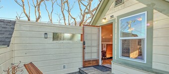 ☮️Downtown Loft-Sauna,Bikes,Hot Tub & Great Fun awaits you-Dog ok