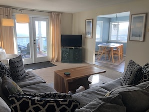 Een televisie, een tafeltennistafel, boeken en een stereo