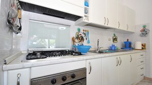 Een koelkast, een magnetron, een oven, een kookplaat