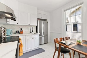 Réfrigérateur, four à micro-ondes, un four, surface de cuisson