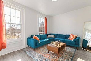 Smart TV, offices - Orange Oasis in Heart of East Rock |Free Parking| Near Yale & DT (New Haven)