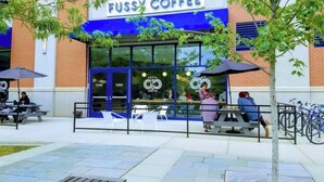 Ein gemütliches Café mit Außenbestuhlung und Fahrrädern vor der Tür.