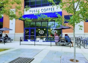 Outdoor dining - Orange Oasis in Heart of East Rock |Free Parking| Near Yale & DT (New Haven)