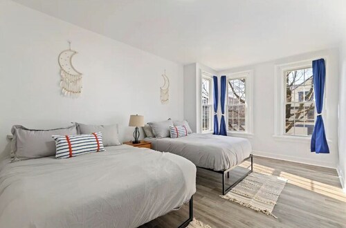 Orange Oasis in East Rock |Free Parking| Near Yale and DT|Large Memory Foam Beds