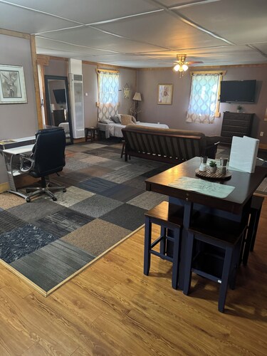 CWR Cottage - A cozy cottage in a quiet country setting