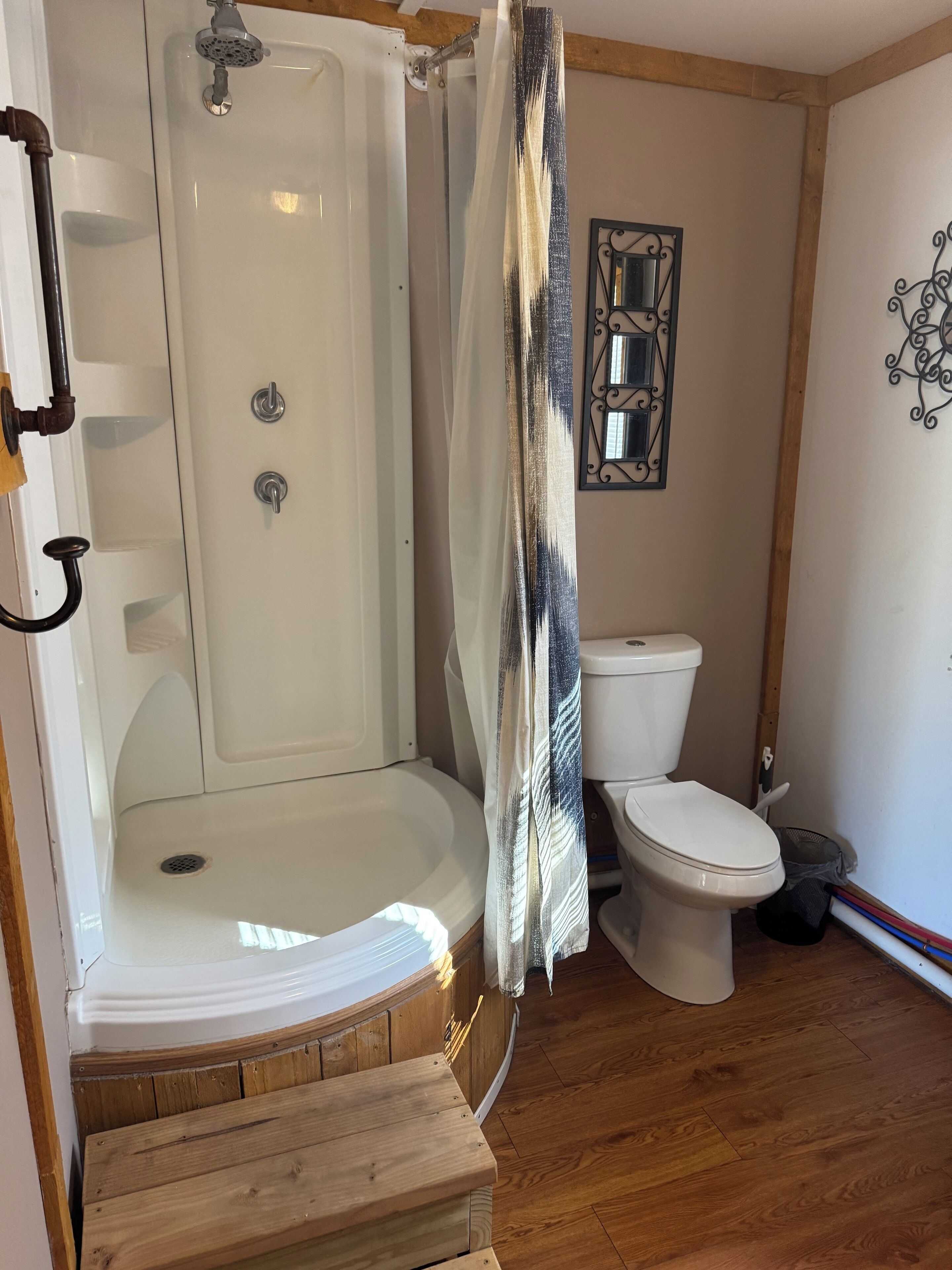 Douche, sèche-cheveux, serviettes fournies, papier toilette