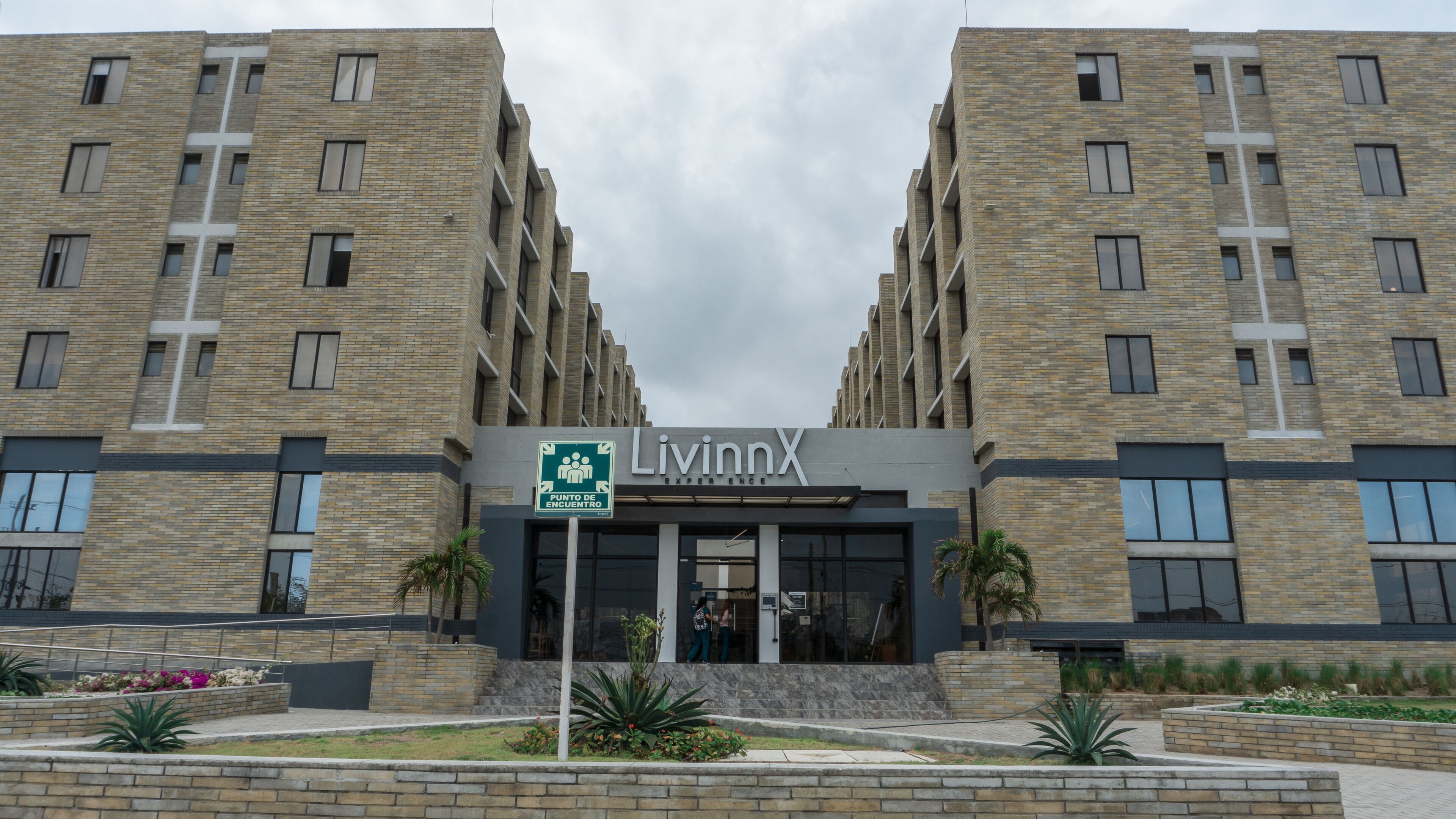 Um edifício moderno com uma placa que diz "LivinnX Experience".