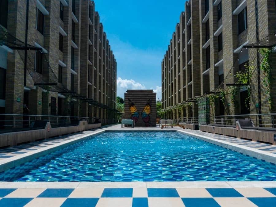 32-inch flat-screen TV with cable channels, table tennis