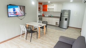 Familjelägenhet - 2 sovrum | Vardagsrum | 32-tums platt-tv med kabelkanaler och ett bordtennisbord