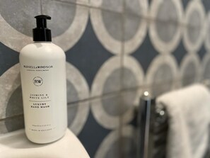 Bathroom - Suitely Millbrook Street (Cheltenham)