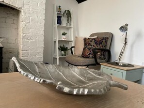 Apartment, Private Bathroom | Lounge - Suitely Millbrook Street (Cheltenham)