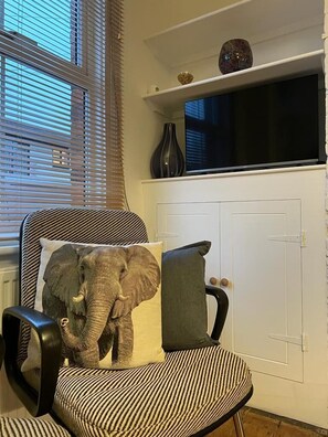 Apartment, Private Bathroom | Lounge - Suitely Millbrook Street (Cheltenham)