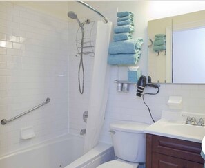 وحدات دش مع أحواض استحمام، مجففات شعر، مناشف، صابون