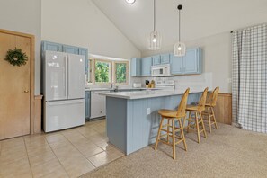 Fridge, microwave, oven, stovetop - 🌊☀️🐬Soundview, Corolla Light Resort Amenities, Incredible Sunsets🌅 Spa, WiFi (Corolla)