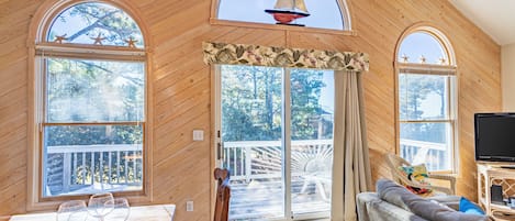 スマートテレビ、暖炉、書庫