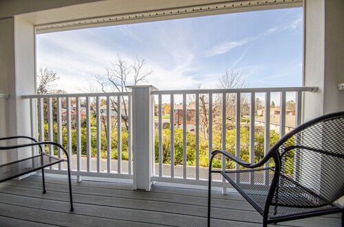 Studio Neutral Chic near Kettering Hospital, Shopping & WPAFB