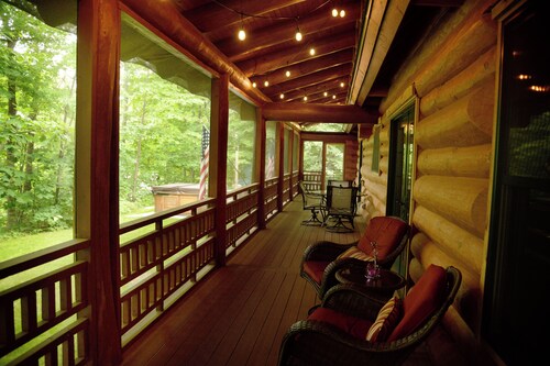 Beautiful log cabin in the woods with a hot tub. 5 min walk to a quiet beach.