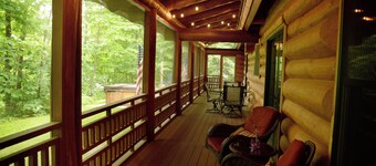 Beautiful log cabin in the woods with a hot tub. 5 min walk to a quiet beach.