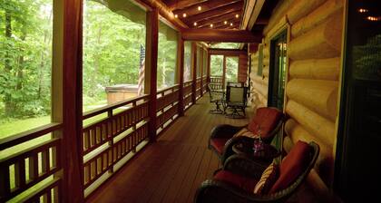 Beautiful log cabin in the woods with a hot tub. 5 min walk to a quiet beach.