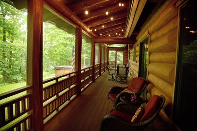 Beautiful log cabin in the woods with a hot tub. 5 min walk to a quiet beach.