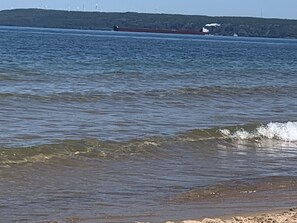 Beach nearby, sun loungers, beach towels - Beautiful log cabin in the woods with a hot tub. 5 min walk to a quiet beach. (Brimley)