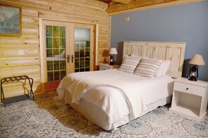 4 bedrooms, desk, iron/ironing board, travel crib - Beautiful log cabin in the woods with a hot tub. 5 min walk to a quiet beach. (Brimley)