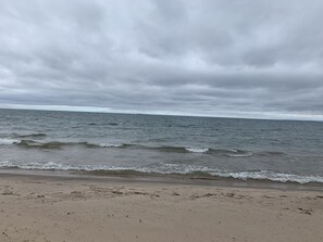 Vlak bij het strand, ligstoelen aan het strand, strandlakens