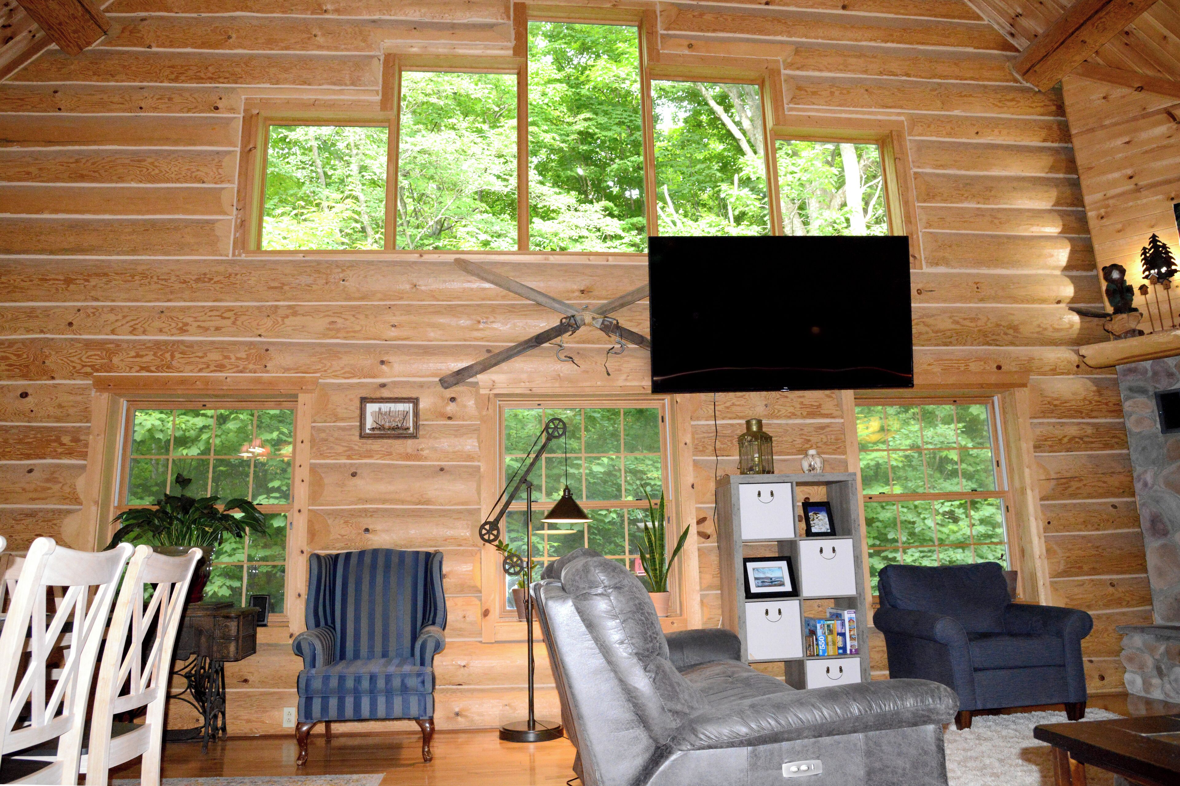 Beautiful log cabin in the wood, 5 min walk to a quiet beach.