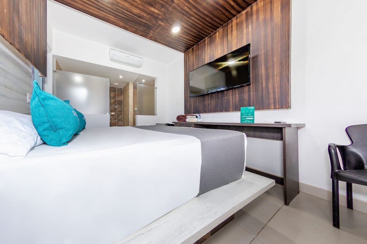 Standard Double Room | Hypo-allergenic bedding, minibar, desk, laptop workspace