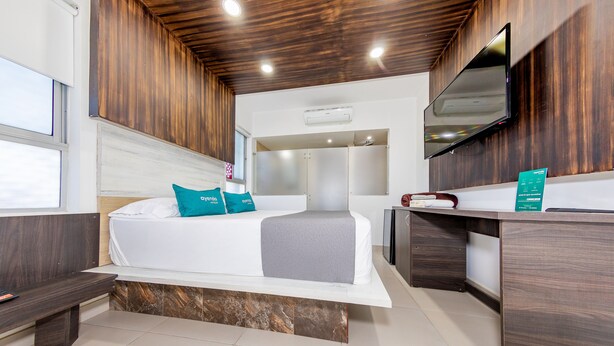 Habitación doble estándar | Ropa de cama hipoalergénica, minibar y escritorio 