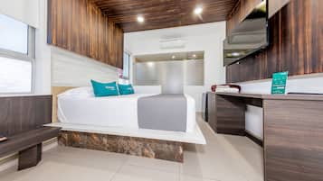 Standard Double Room | Hypo-allergenic bedding, minibar, desk, laptop workspace