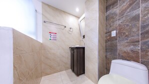 Habitación doble estándar | Baño | Regadera, amenidades de baño de diseñador, toallas, jabón 