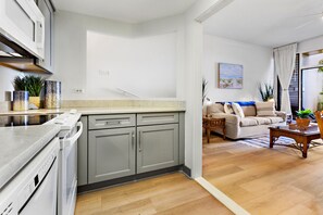 Kühlschrank, Mikrowelle, Ofen, Geschirrspüler