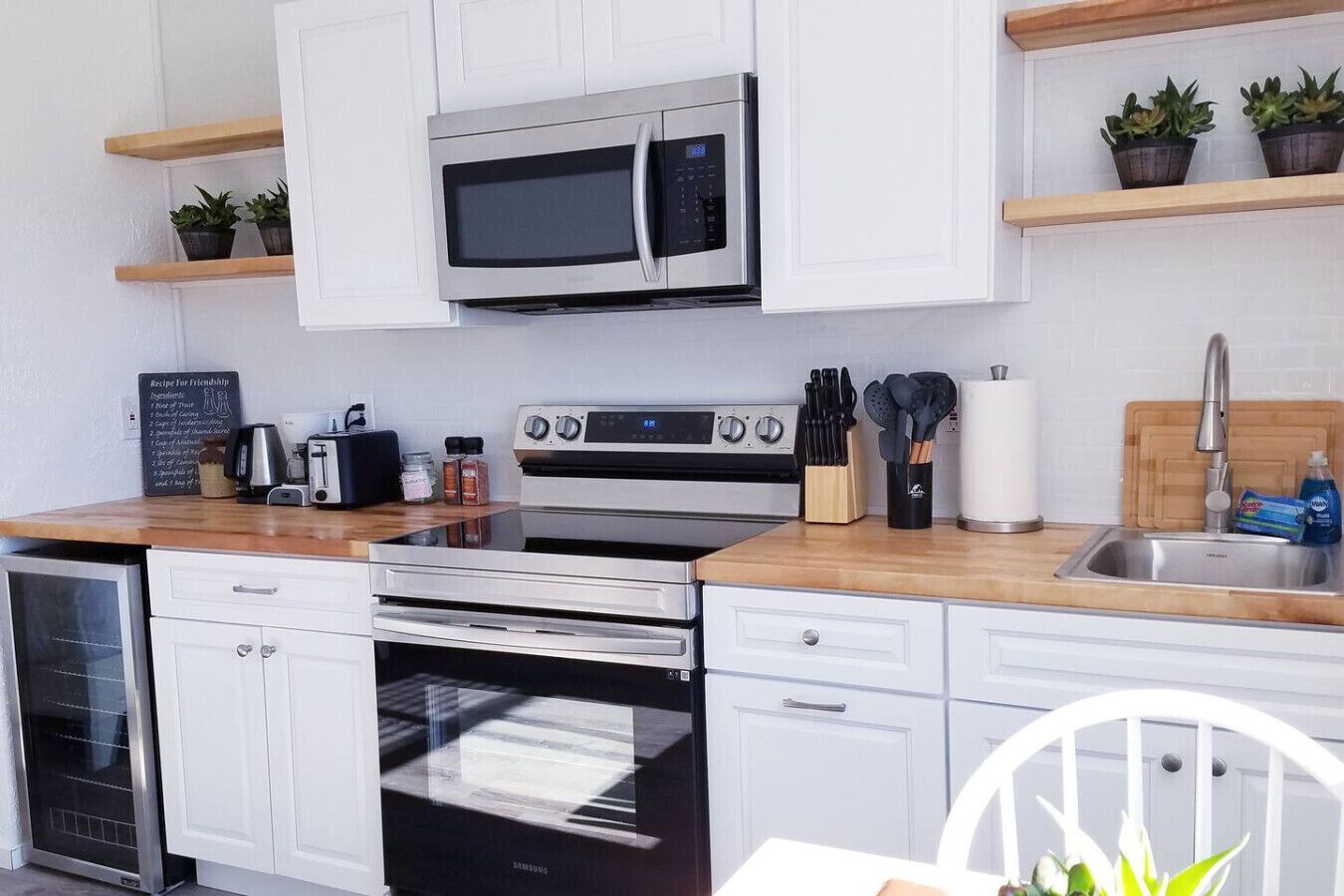 冷蔵庫、電子レンジ、オーブン、コンロ