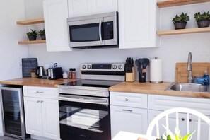 冷蔵庫、電子レンジ、オーブン、コンロ