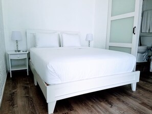 WiFi (無料)、ベッドシーツ