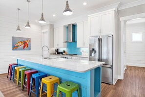 Microwave, oven, dishwasher, coffee/tea maker